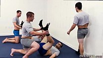 Photos d'hommes hétéros avec des bites dures gay Le yoga nue motive-t-il davantage
