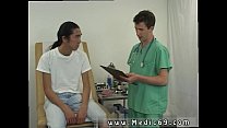 Голый подросток колледж мальчик Большой дикс и грудь соблазнить поцелуи гей Порно