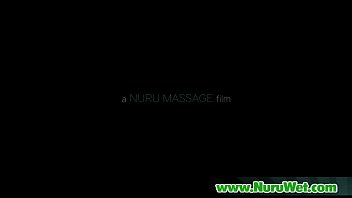 Massage nuru réalisé par une japonaise aux gros seins