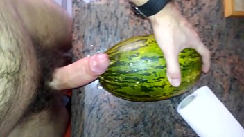 reventando a un melón con mi enorme verga