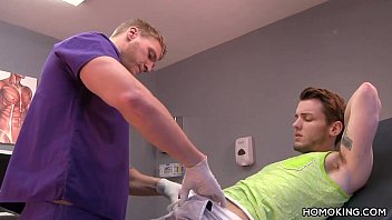 Doctor gay chupando a su guapo paciente