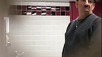 espiando coroa no banheiro publico