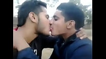 öffentlichen indischen Kuss College Deep Boys Homosexuell in der Lippe