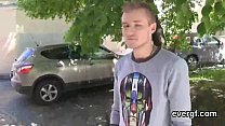 Парень без гроша в кармане позволяет противному приятелю долбить своего товарища за деньги