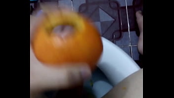Masturbándose con una naranja