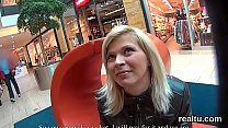 Очаровательная чешская нимфоманка соблазнена в торговом центре и долбится в видео от первого лица