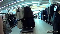 Сногсшибательная чешская цыпочка соблазнена в торговом центре и оттрахана в видео от первого лица