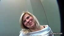 Гламурная чешская красотка соблазнена в супермаркете и долбится в видео от первого лица