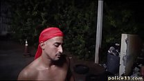Гей полицейское порно и полицейский сначала трахает молодого ебаря в тюрьме