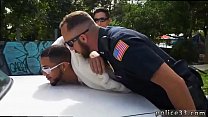 Cops Jungs mit großen Schwänzen und Mind Control Cop Homosexuell Porno Zwei Daddies
