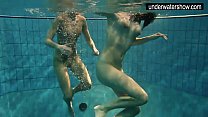 Dos sexys amateurs mostrando sus cuerpos bajo el agua