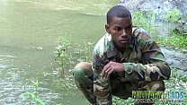 Soldado twink forte perto do rio