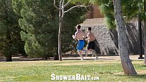 ShowerBait-Str8の男はシャワーの後に彼のお尻を叩きます
