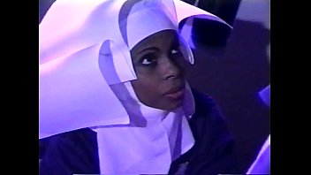 Молодая черная монахиня