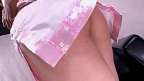 Крошка с пышной грудью в розовом атласе показывает тебе свои розовые кусочки