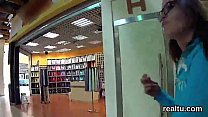 Исключительного чешского котенка соблазнили в торговом центре и трахнули в видео от первого лица