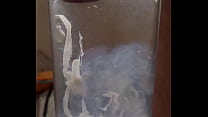 Tonnenweise Sperma in einem Glas Wasser