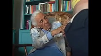 Abuela de 92 años chupando la polla de su nieto FLV
