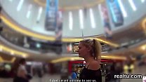 Симпатичного чешского котенка соблазнили в торговом центре и развели в видео от первого лица