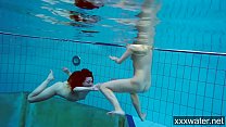 Heiße russische Mädchen, die im Pool schwimmen