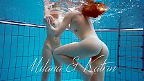 Milana и Katrin раздеваются под водой
