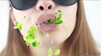 Mangiare Fetish Le donne emettono suoni mentre mangiano cetriolo