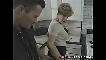 Granny Fucks Young Dick dans la cuisine