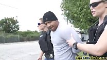 Una policía caliente usa el pene grande de un delincuente negro toearns-a-lección-hd-72p-porn-2
