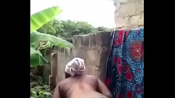 mujer africana se lava frente a su cámara