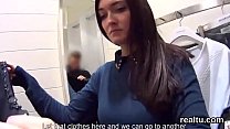 Поразительная чешская нимфоманка соблазнена в торговом центре и оттрахана в видео от первого лица