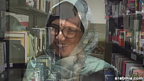 Mia Khalifa zieht Hijab und Kleidung in der Bibliothek aus (mk13825)