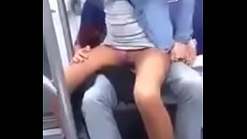 Namorados transando no metrô