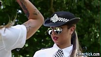 Chicas policías vestidas chupan