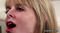 Пикантная красотка получает порцию спермы на ее лицо, глотая весь эякулят