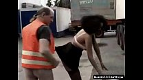 Черная проститутка скачет на зрелом водителе грузовика на улице