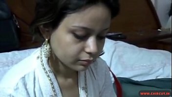 schüchternes indisches Mädchen fickt hart vom Chef | Schauen Sie sich das vollständige Video auf www.teenvideos.live an