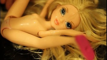 Ma jolie poupée blonde Moxie Girlz est une salope Cum sexy (compilation de bukkake)