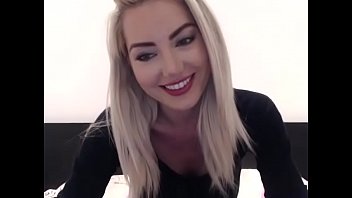 Частное шоу с хорошенькой блондинкой и мастурбация - Luxxxcam