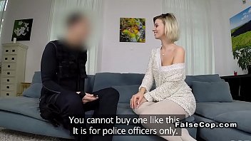 Хорошо выглядящая блондинка трахает фальшивого полицейского дома