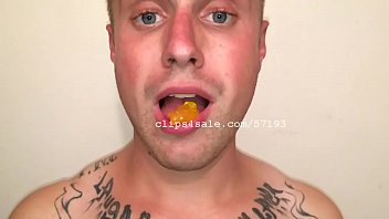 Fétichisme de la bouche - Johnny Cocran Gummy Bears et 2 Burps