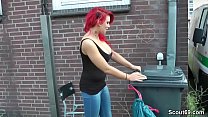 ドイツの赤毛ティーンレキシーは見知らぬ人によって屋外でファックするように誘惑します