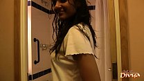 Divya teenager indiano che agita culo caldo nella doccia