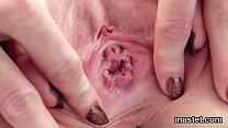 Uma gatinha checa incomum estende sua vulva ao extremo