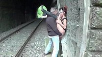 Итальянскую шлюшку трахнули на станции, глотает сперму