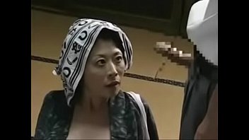 Японский секс, сумасшедшая мать трахается с собственным сыном