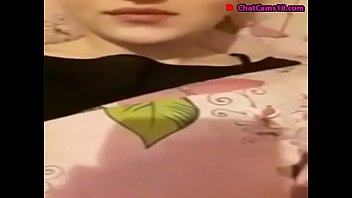 Симпатичная девушка в перископе показывает свое сексуальное тело