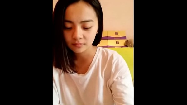 彼女の滑らかな体を示す若いアジアのティーン