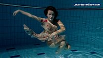 Adolescente Slowmo nadando na Tcheca