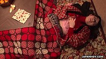 всезнайка азиатский подросток трет ее пизда под одеялом