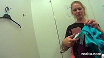 Очаровательная чешская телка соблазнена в торговом центре и оттрахана в видео от первого лица